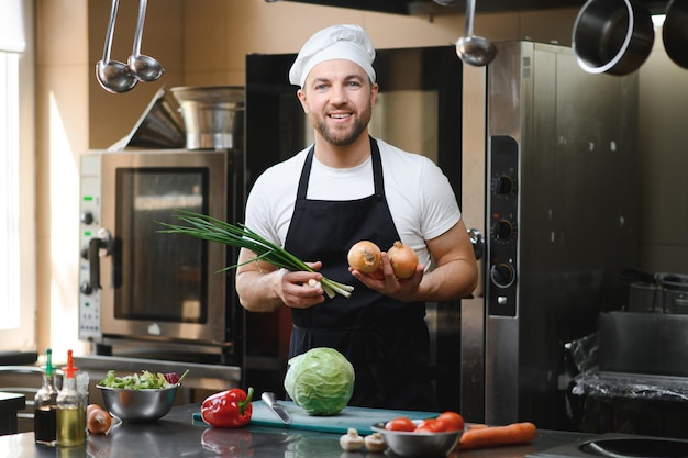 kucharz przygotowujący potrawę