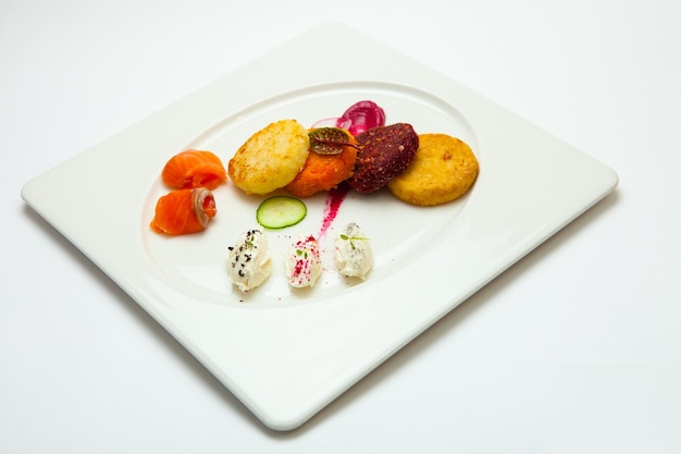 różne talerze z jedzeniem